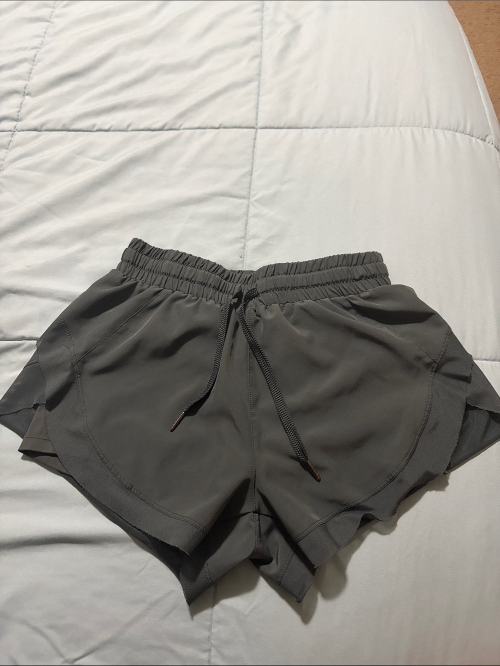 HALARA Mid Rise Drawstring Contrast Mesh 2-in-1 Flowy Running Shorts
